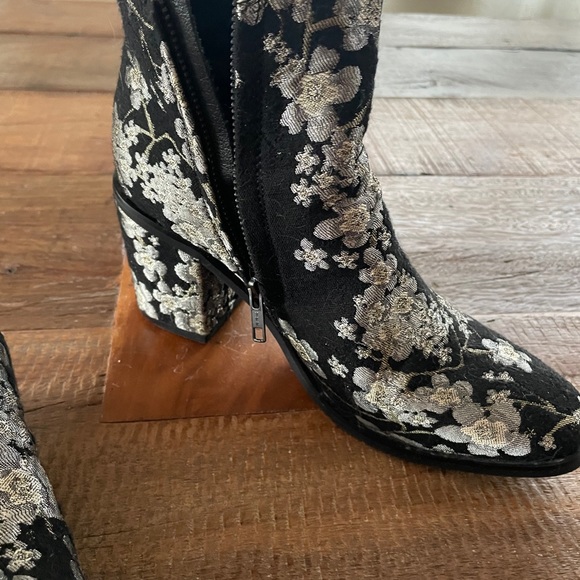 Gorgeous boots - Picture 2 of 3